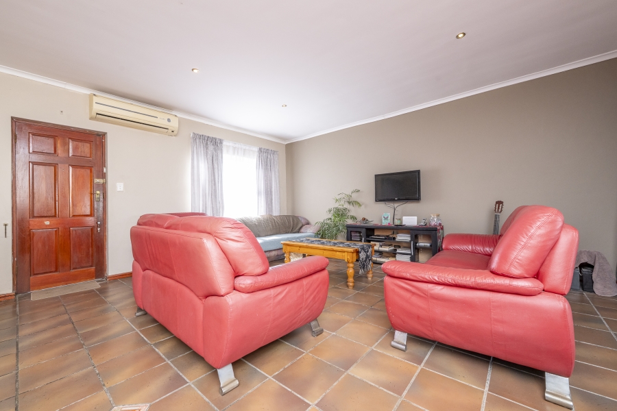 4 Bedroom Property for Sale in Uitzicht Western Cape